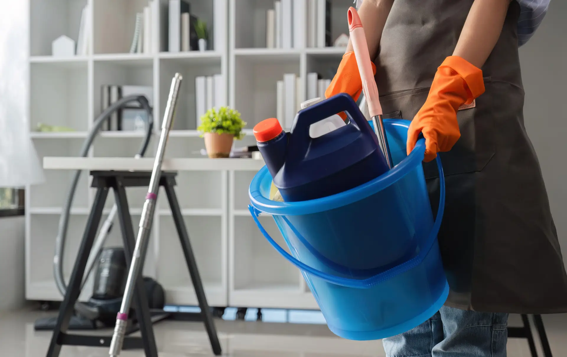 Reinigungswagen und Arbeitsmaterial im Einsatz
