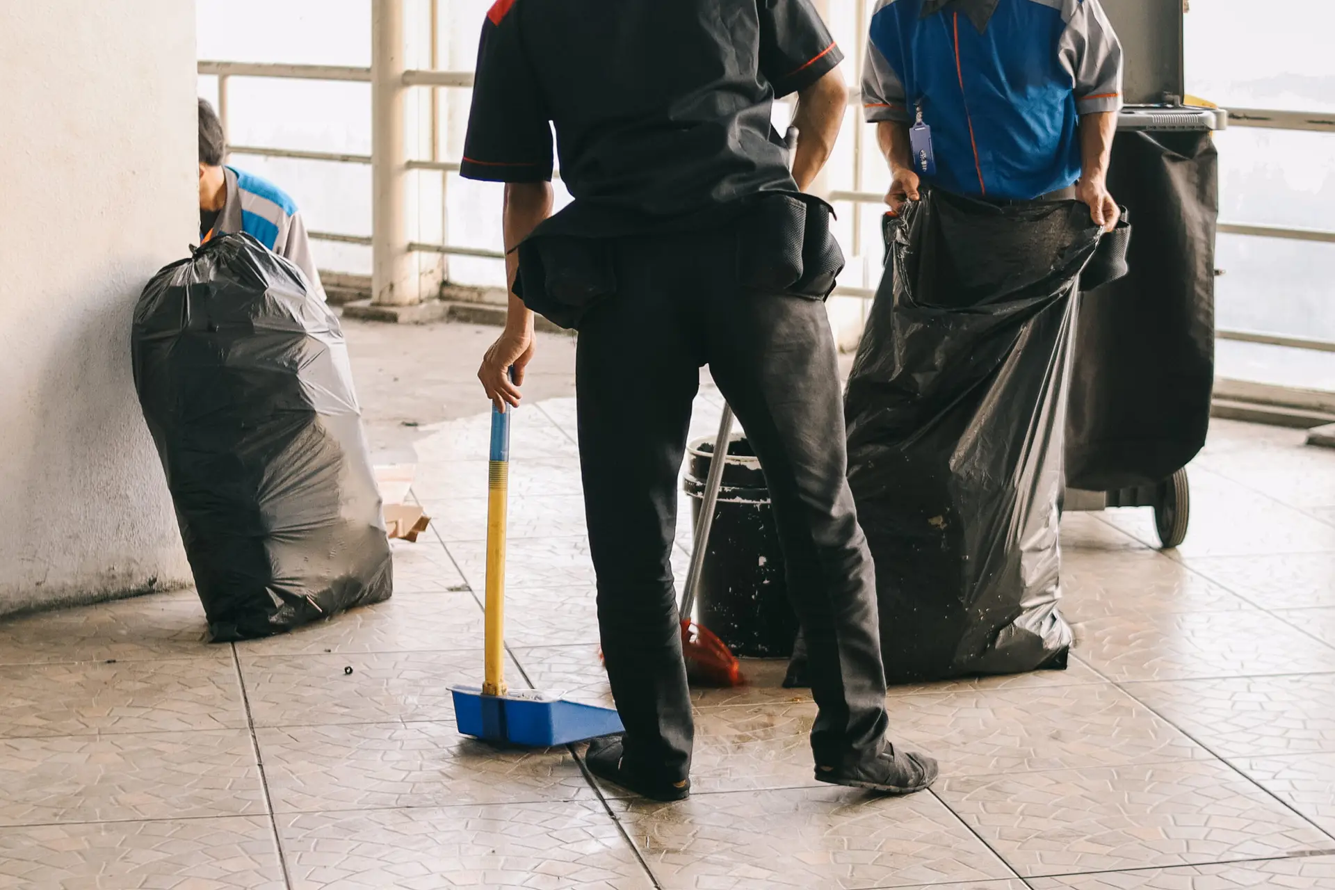 Servicekräfte bei der Reinigung eines Gebäudes